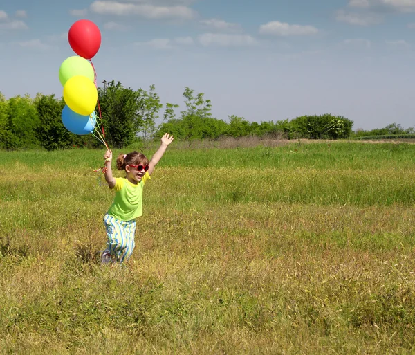 Счастливая маленькая девочка бежит — стоковое фото