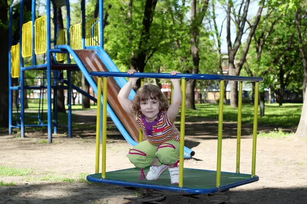Klein meisje die zich voordeed op speelplaats — Stockfoto