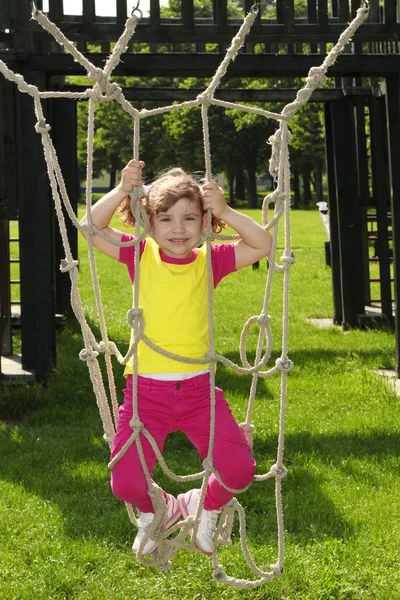 Szczęśliwa dziewczynka na plac zabaw dla dzieci — Zdjęcie stockowe