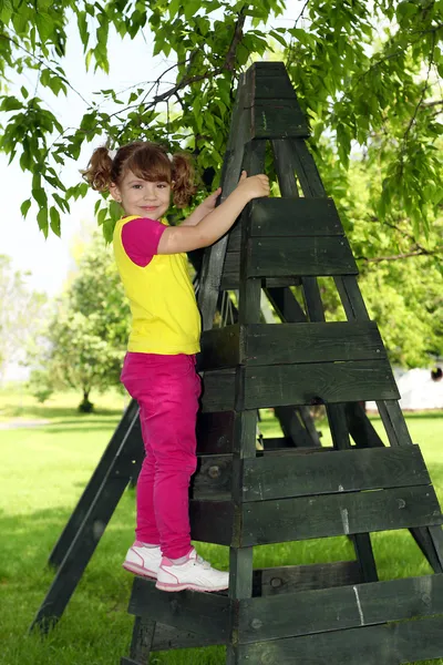 Dziewczynka na pozowanie plac zabaw dla dzieci — Zdjęcie stockowe