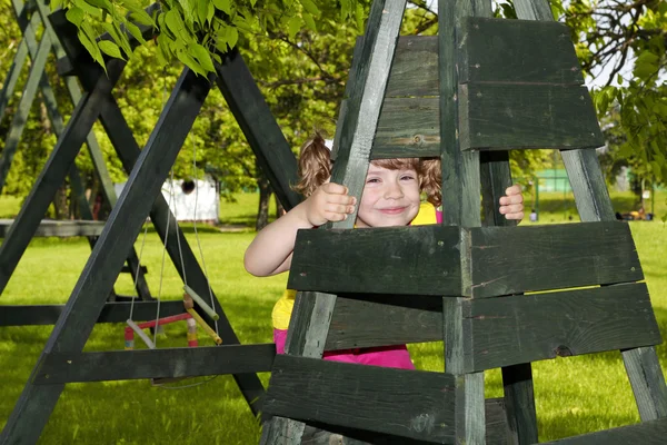 Çocuk parkındaki küçük kız — Stok fotoğraf