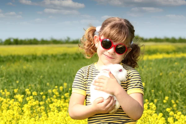 Petite fille avec lapin animal de compagnie — Photo