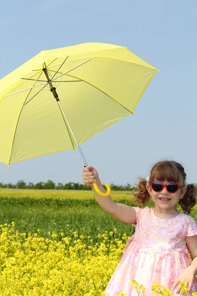 Ragazzina felice con ombrello giallo — Foto Stock