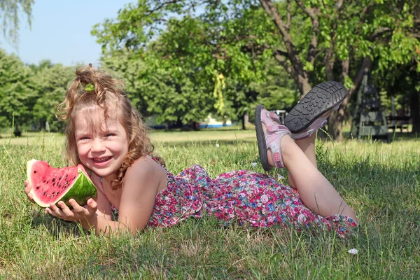 Glückliches kleines Mädchen mit Wassermelone — Stockfoto