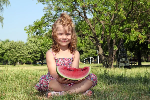 Weinig meisje bedrijf watermeloen — Stockfoto