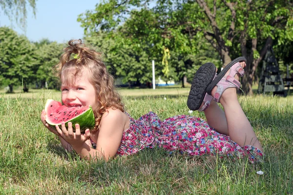 Krásná holčička s meloun — Stock fotografie