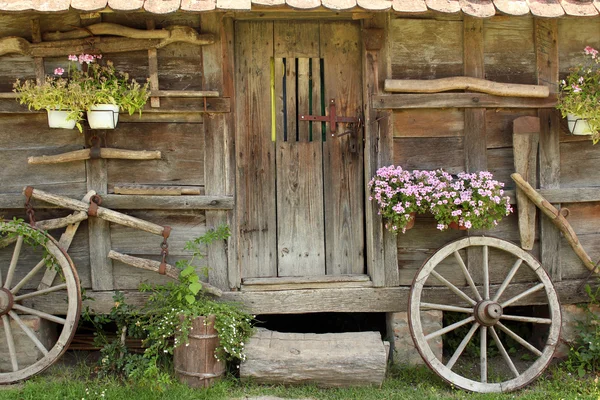 Stará dřevěná bouda — Stock fotografie