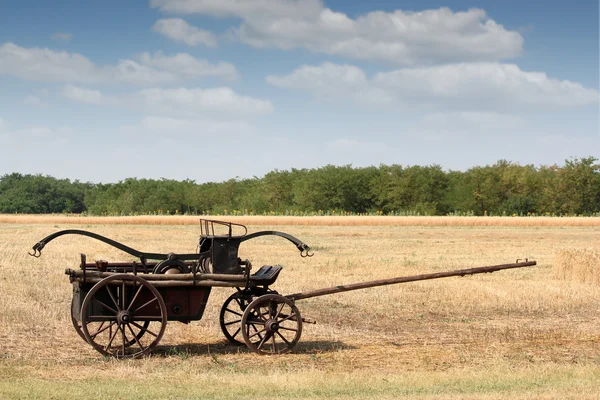 Stary wóz ogień na pole — Zdjęcie stockowe