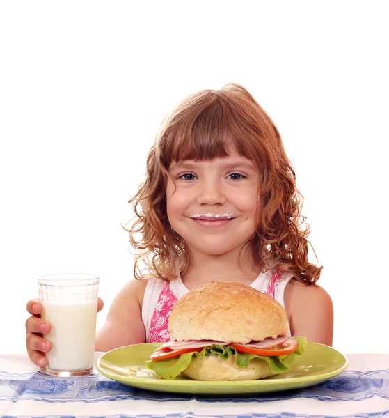 Besmear petite fille avec grand sandwich — Photo