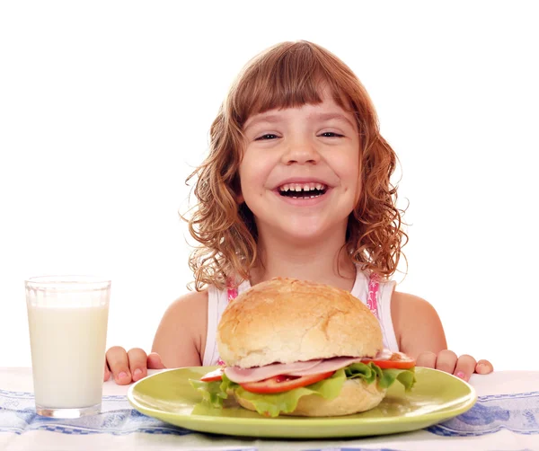 Glad liten flicka med frukost — Stockfoto