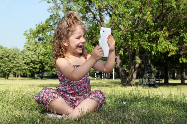 Küçük kızla mutlu: tablet Park — Stok fotoğraf