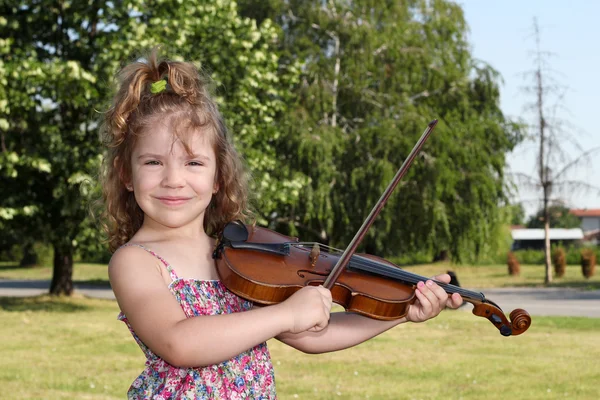 Liten flicka spela violin i park — Stockfoto