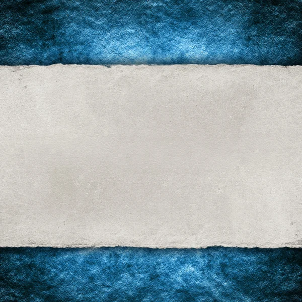 Сіра бетонна плита на фоні синьої стіни — стокове фото