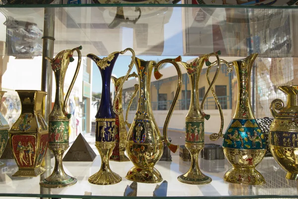 Egyptská vázy jsou na předváděčce v suvenýry — Stock fotografie