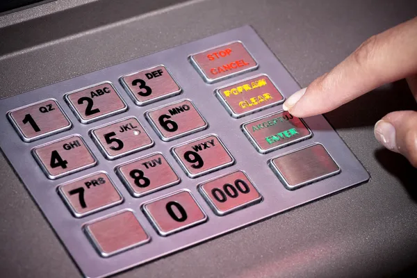 Números del teclado del cajero automático, introduciendo el código Pin —  Fotos de Stock