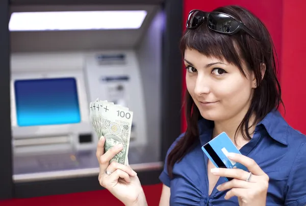 현금 인출 기에서 신용 카드로 돈을 인출하는 여자 — 스톡 사진