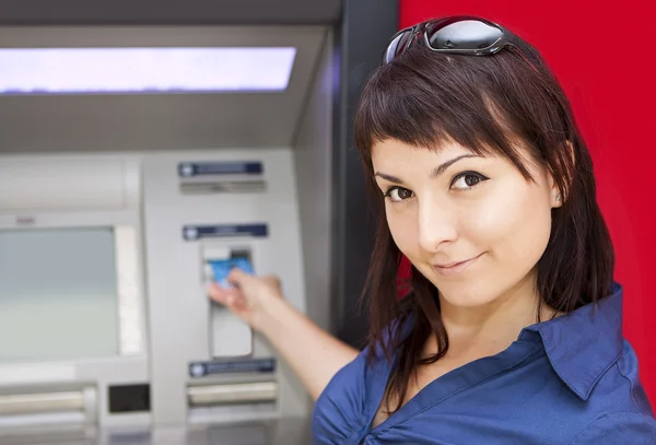 妇女在自动取款机上从信用卡取款 — 图库照片