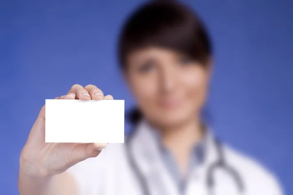여자 의사 지주 빈 카드 — 스톡 사진