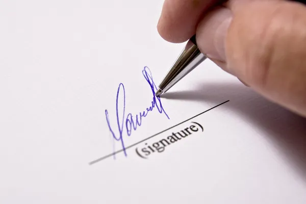Την υπογραφή — Φωτογραφία Αρχείου