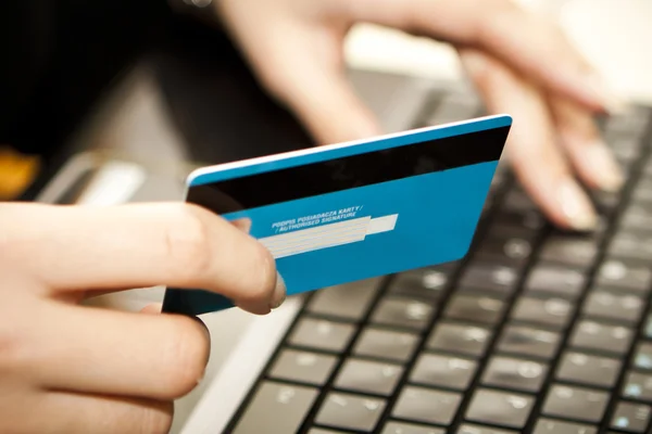 Compras en línea con tarjeta de crédito en el ordenador portátil — Foto de Stock