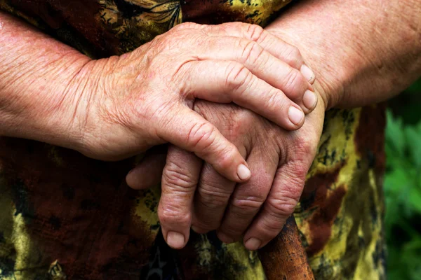 Händer på en äldre kvinna — Stockfoto