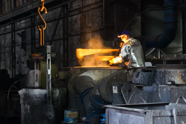 Numa fábrica de aço — Fotografia de Stock