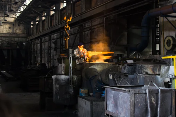У сталеливарному заводі — стокове фото