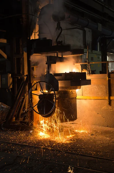 У сталеливарному заводі — стокове фото