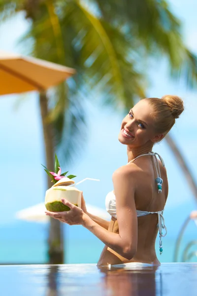 Womanholding tropikal kokteyl gülümseyen — Stok fotoğraf