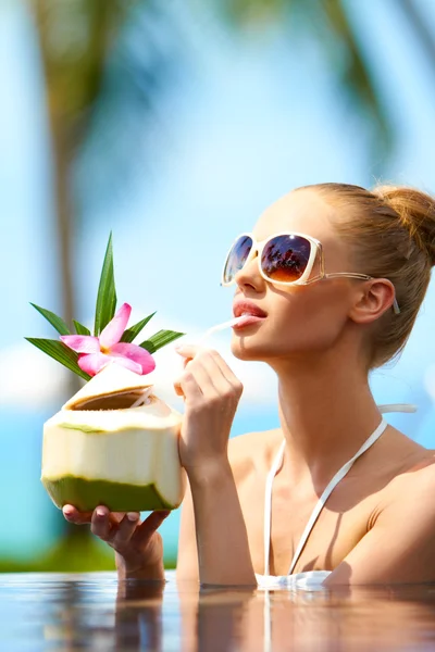 Mujer bebiendo cóctel tropical — Foto de Stock