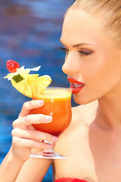 Femme sirotant cocktail tropical — Photo