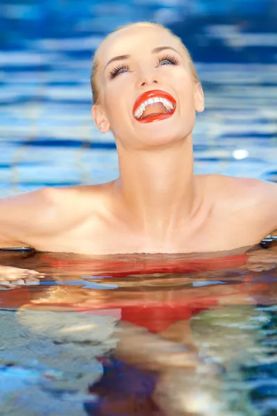 Lachende Frau entspannt sich im Pool — Stockfoto