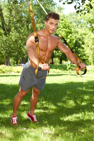 Corpo inteiro de homem fitness no parque — Fotografia de Stock