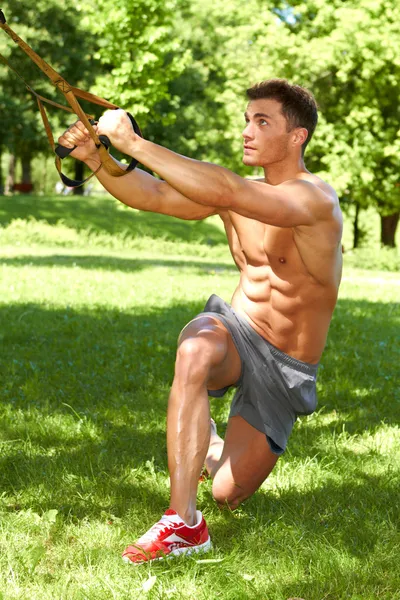 Hombre guapo haciendo ejercicios —  Fotos de Stock
