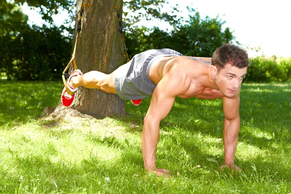 Homem fitness fazendo flexões — Fotografia de Stock