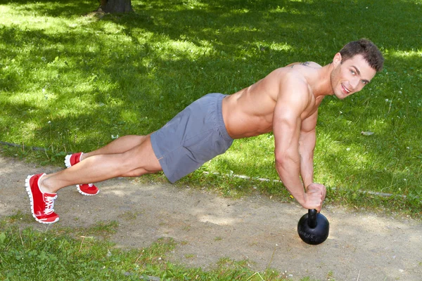 Hombre guapo ejercicios con kettlebell —  Fotos de Stock