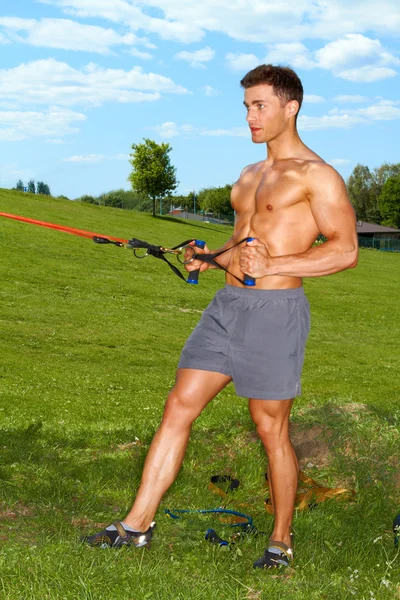 Hombre guapo haciendo ejercicios —  Fotos de Stock