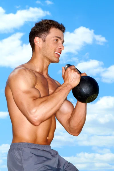 М'язистий чоловік працює з вагами — стокове фото