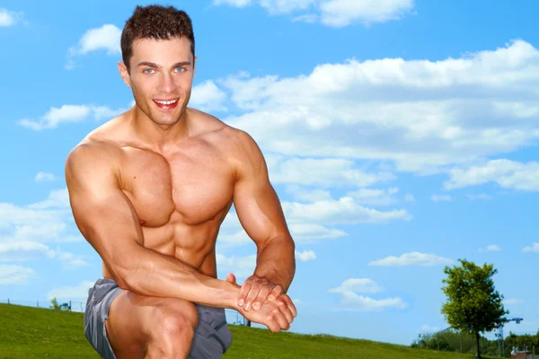 Desportivo muscular homem no campo — Fotografia de Stock