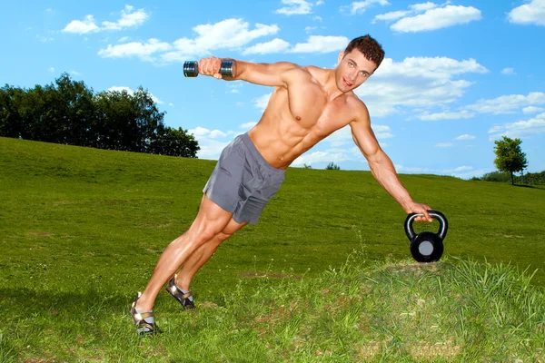 Фитнес-человек практикующий с гирями — стоковое фото