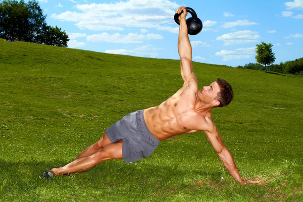 Fitness-Mann übt mit Gewichten — Stockfoto