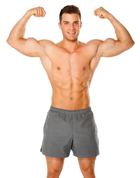 Pasvorm en gespierde man buigen zijn biceps op wit — Stockfoto