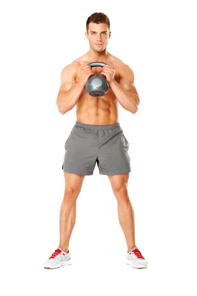 Молодий м'язистий чоловік піднімає ваги на білому — стокове фото