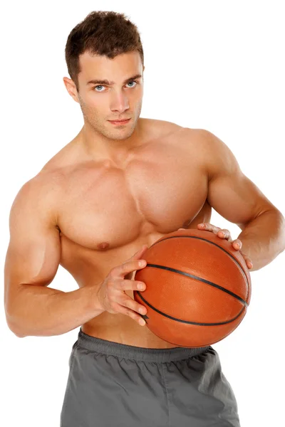 Retrato de un joven sosteniendo la bola firmemente contra blanco — Stok fotoğraf