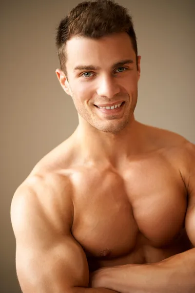 Portret uśmiechnięty człowiek z mięśni ramion — Zdjęcie stockowe