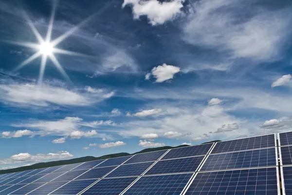 Солнечная электростанция - фотоэлектрика — стоковое фото