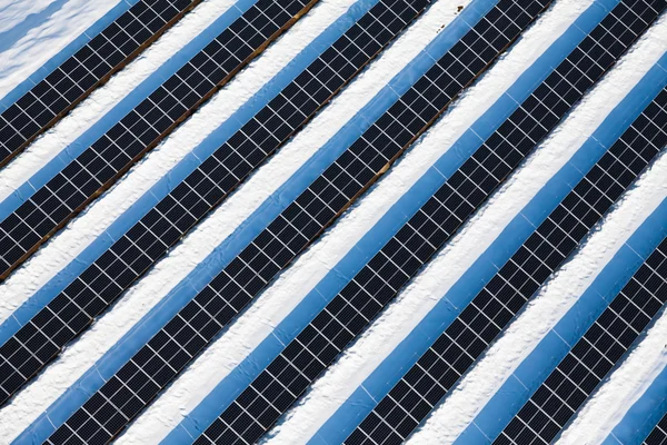 Vista dall'alto su grandi pannelli solari — Foto Stock