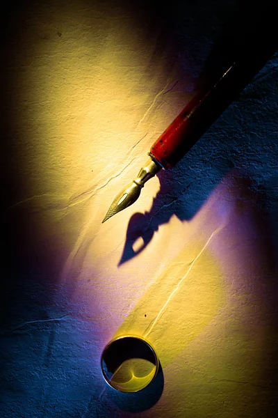 오래 된 펜 중앙 골드 반지 — 스톡 사진