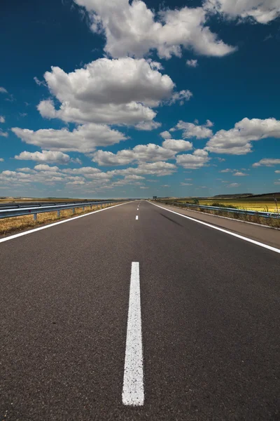 Carretera con cielo — Foto de Stock