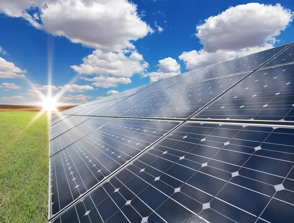 Solarkraftwerk - Photovoltaik lizenzfreie Stockfotos